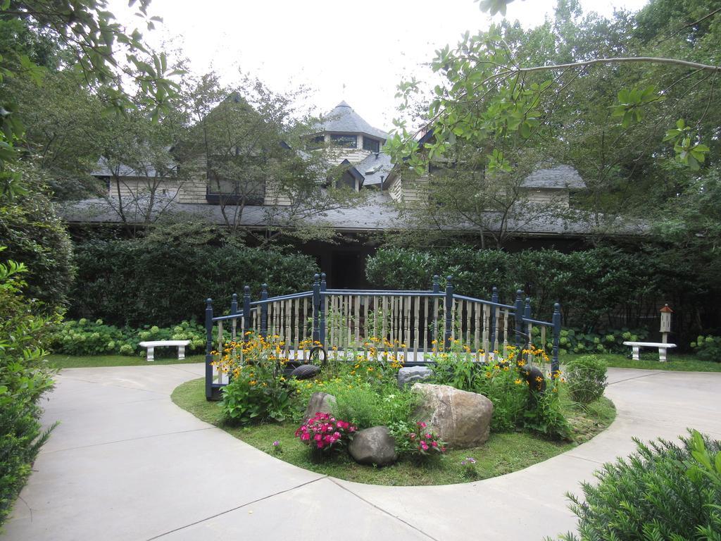 Eight Gables Inn Гатлинбург Экстерьер фото