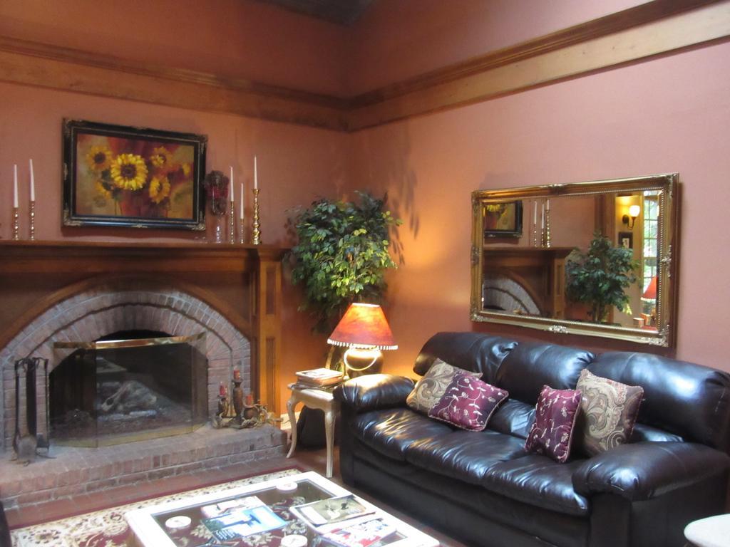 Eight Gables Inn Гатлинбург Экстерьер фото