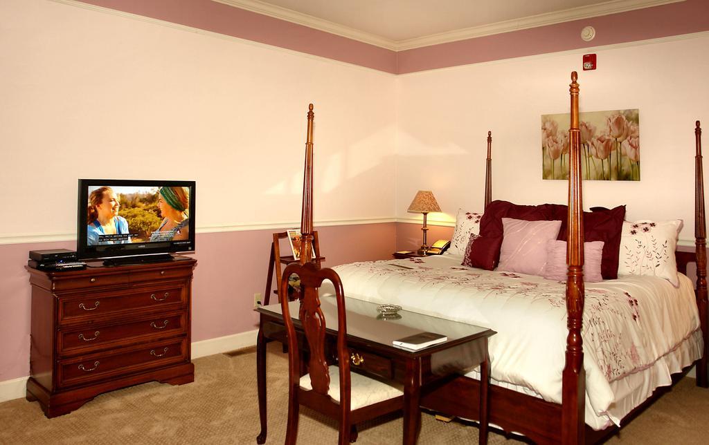 Eight Gables Inn Гатлинбург Номер фото