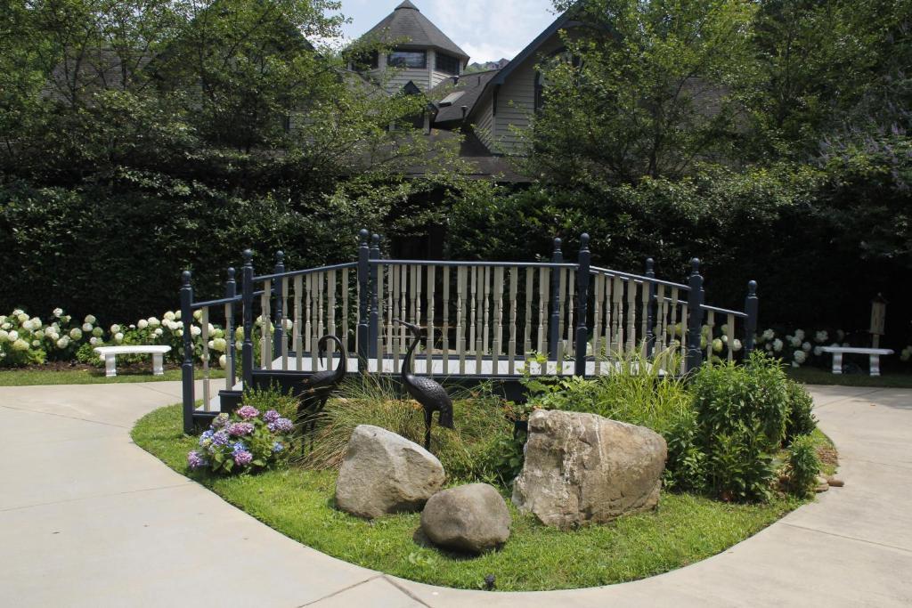 Eight Gables Inn Гатлинбург Экстерьер фото
