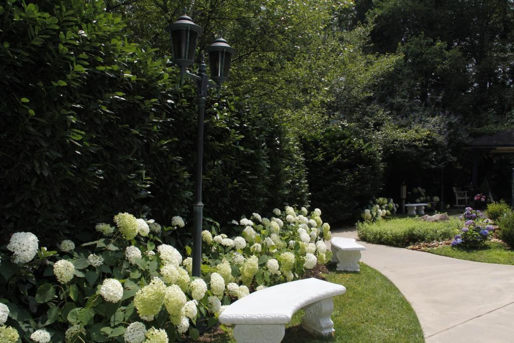Eight Gables Inn Гатлинбург Экстерьер фото