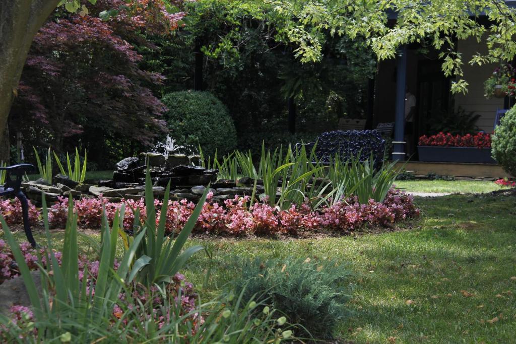 Eight Gables Inn Гатлинбург Экстерьер фото